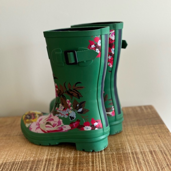 Joules Wellies in Green Floral Print - Picture 3 of 9